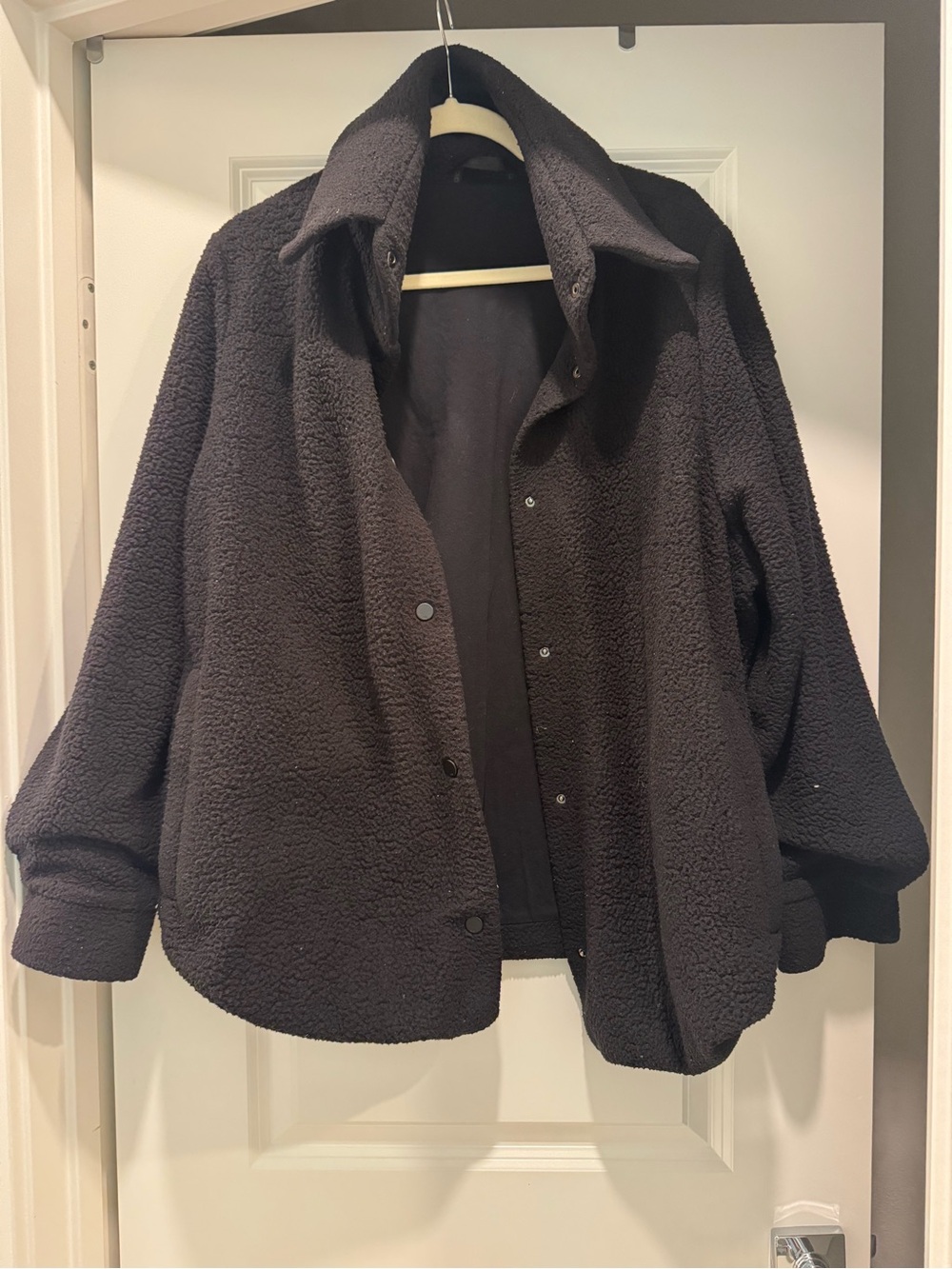 Alo Yoga Women's Black Sherpa Jacket - Cozy Button-Front Coat